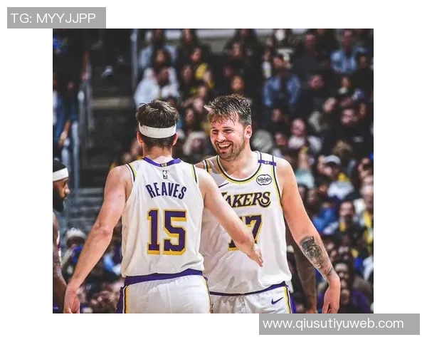 里夫斯谈与詹姆斯东契奇共打球的责任感与自我期许